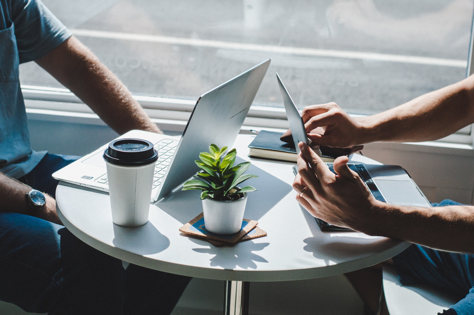 Équipe en consultation autour d'outils numériques
